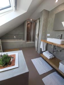 ビュールにあるGemütliche Wohnung im schönen Schwarzwaldの広いバスルーム(シンク、シンク付)