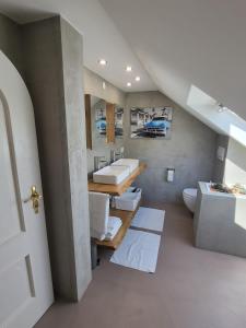 ビュールにあるGemütliche Wohnung im schönen Schwarzwaldの洗面台、浴槽、トイレを備えたバスルーム