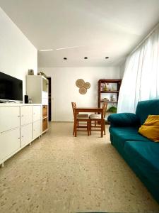 カディスにあるEl Viñero, Apartamento con garajeの青いソファとテーブルのあるリビングルーム
