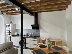 a kitchen and living room with a table and a couch at Casa Cuatro Esquinas in Utrera