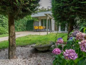 un giardino fiorito e una casa con tavolo e sedie di Island Getaway w Spa Bath a Westermient Altre 28 foto