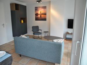 un soggiorno con un divano e una poltrona di Island Getaway w Spa Bath a Westermient