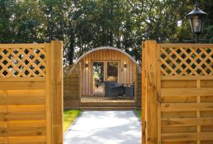 泰克利Highgate Cabin的木门与凉亭