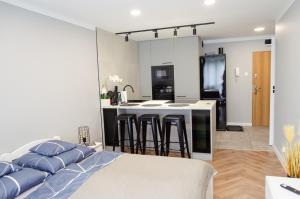 a living room with a bed and a kitchen at Apartament w Centrum Tarnowa Lwowska in Tarnów