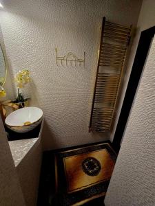 un piccolo bagno con lavandino e specchio di JEVA Apartman a Hajdúszoboszló