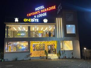 a parakeet and lodge at night at Hotel Captain's Paradise in Sāngli