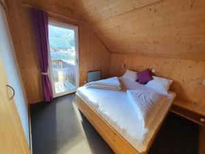 Ένα ή περισσότερα κρεβάτια σε δωμάτιο στο Chalet in Hohentauern near Ski Lift