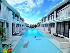 a swimming pool in the middle of a building at 1 Bedroom Condo & Living Room Near the Beach for Rent in Amphoe Koh Samui