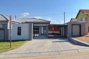 a house with a driveway in a suburb at Kamotha Guest House in Karino