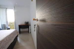 Un dormitorio con una puerta con una pared de madera. en Chambre proche Montmartre, en París 3 fotos más