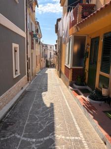 an empty street in an old town with buildings at La casetta di Nonna Rosa in Santa Domenica
