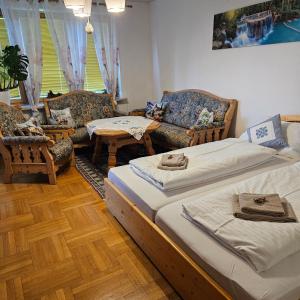 un soggiorno con due letti e un divano di Ferienwohnung Brzyski a Bad Aussee