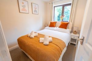 Ένα ή περισσότερα κρεβάτια σε δωμάτιο στο 2 Bed, Ground Floor Flat, Carlisle