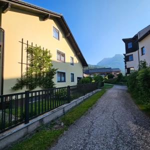 un edificio con recinto accanto a una strada di Ferienwohnung Brzyski a Bad Aussee