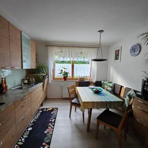 una cucina con un tavolo e una sala da pranzo di Ferienwohnung Brzyski a Bad Aussee Altre 26 foto