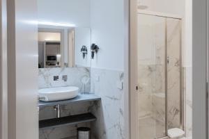 Koupelna v ubytování PIAZZACORVETTOUNO LuxuryApartment 70 MQ pieno centro + 37 fotografií