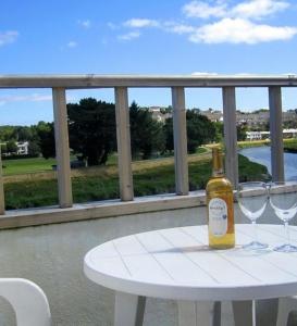 eine Flasche Wein auf einem Tisch mit zwei Weingläsern in der Unterkunft Waterside Holiday Cottage on Camel Trail Wadebridge Sleeps 5 in Wadebridge