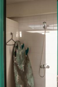 un baño con bañera y ducha en Baleal Beach Haven, en Ferrel 13 fotos más