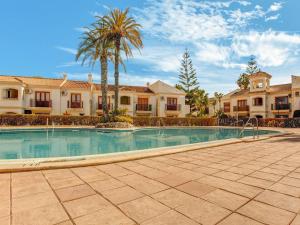 una villa con piscina y palmeras en Retreat Near Vera Beaches, en Los Amarguillos