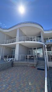 ein großes Gebäude mit einer Treppe davor in der Unterkunft Золотой Бугаз Грибовка апартаменты 169 