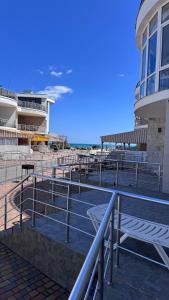 einer Gruppe von Bänken vor einem Gebäude in der Unterkunft Золотой Бугаз Грибовка апартаменты 169 