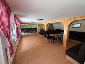 ein Wohnzimmer mit einem Tisch und ein Esszimmer in der Unterkunft Mountain FIsh in Bicaz