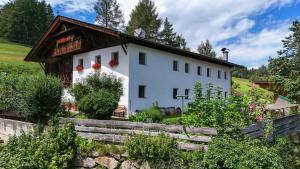 a white house with a wooden roof at Haus Falkner in Mutters