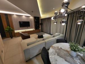 TV a/nebo společenská místnost v ubytování Luxurious 1 bedroom corner unit