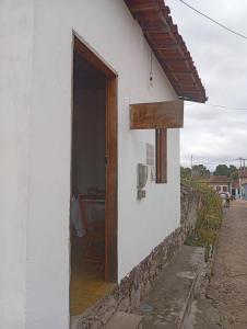 an open door of a white building at Diamantina igatu igatu-praça José Jaime Silva in Andaraí