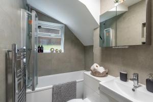 Koupelna v ubytování 4Beds Contractor and Family Haven near Pinewood and Warner Bro studios