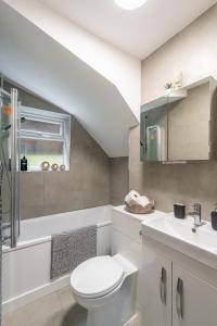 Koupelna v ubytování 4Beds Contractor and Family Haven near Pinewood and Warner Bro studios