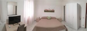 a room with a bed and a tv in it at Casa Vacanze San Martino in Corleone