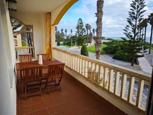 a balcony with a table and chairs and a view of the ocean at Vista al Mar con Terraza - Costa Ballena Apartamento primera linea de playa in Costa Ballena