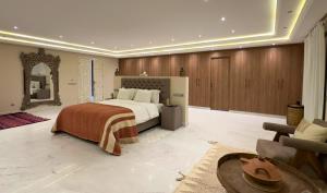 ein großes Schlafzimmer mit einem Bett und einem Spiegel in der Unterkunft Villa Chocolat Deluxe in Marrakesch