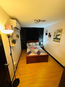 ein kleines Schlafzimmer mit einem Bett und einer Lampe in der Unterkunft Reyes Haven - Urban Deca Marilao in Marilao