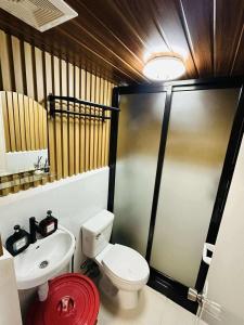 ein Badezimmer mit Toilette und Waschbecken in der Unterkunft Reyes Haven - Urban Deca Marilao in Marilao
