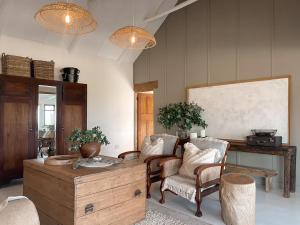 Posezení v ubytování Sh'mah Guest Cottage