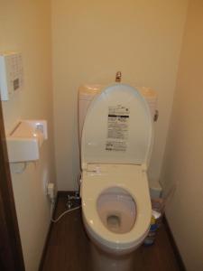 a bathroom with a toilet with the lid up at Ikkyuan / Vacation STAY 3961 in Atami
