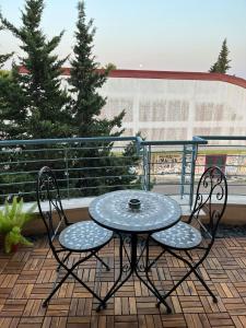 Una mesa y dos sillas en un patio. en Virginia suite, en Lecce