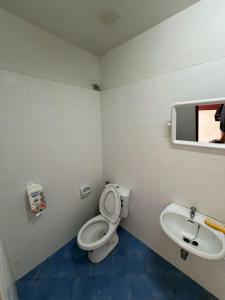 a bathroom with a toilet and a sink at Klong Muang Hostel คลองม่วงโฮสเทล in Ban Ko Kwang