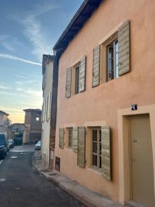 a building with a door on the side of a street at Maisonnette d'Artiste au cœur des ruelles médiévales in Trévoux