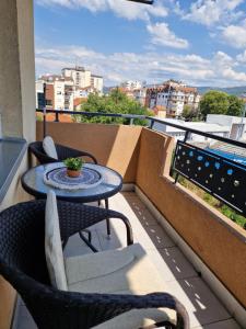 a patio with a table and chairs on a balcony at Apartman Iris in Pirot
