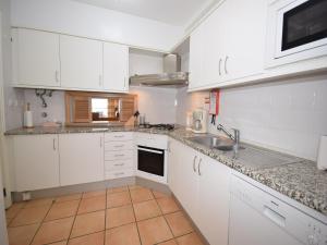 Η κουζίνα ή μικρή κουζίνα στο Sunny Balcony Apartment and Pool +32 φωτογραφίες