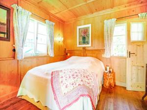 Postel nebo postele na pokoji v ubytování Rustikaler Bauernhof am Ammersee