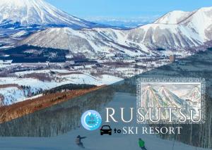 een foto van een skigebied met een met sneeuw bedekte berg bij Moonbay Beach Villa in Lake Toya