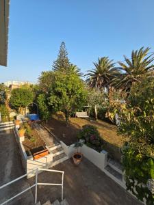 a view of a garden with plants and trees at Casa frente al mar in Valdoviño