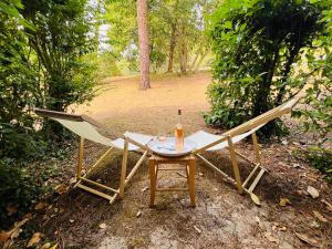 En have udenfor Joli appartement au golf