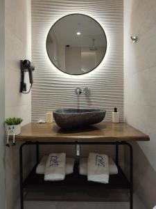 Ένα μπάνιο στο Helia Luxury Suites & Studios