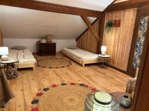 Habitación en el ático con cama y alfombra en Chalet Le DRUZIA at 1000 m, en Belfahy