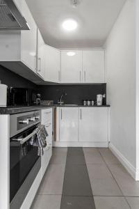 Kuchyň nebo kuchyňský kout v ubytování Spacious Central Studio - 25